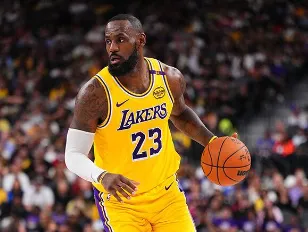 500彩票网官方-詹姆斯出战17分钟，投篮15中6得到18分4篮板6助攻3抢断